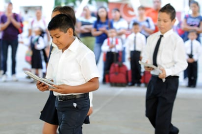 Entrega. En los primeros días de clases los estudiantes deben tener en sus manos los libros de texto. (EL SIGLO DE TORREÓN)