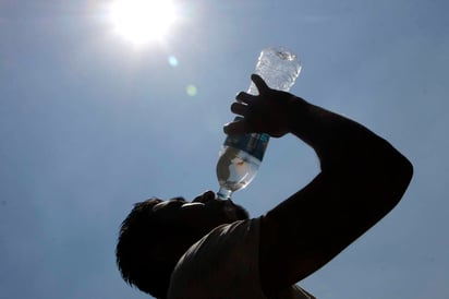 Beber sorbos de agua embotellada, hervida o desinfectada, aplicar paños húmedos en el cuerpo, especialmente en la frente y en la nuca. (ARCHIVO)