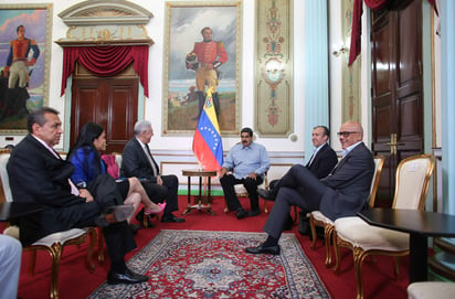 Tras un encuentro de dos horas, el Gobierno se comprometió a que en 'las próximas 24 horas' se producirá la liberación, dijo la gobernadora del fronterizo estado Táchira, la opositora Laidy Gómez, al salir de la reunión. (EFE)