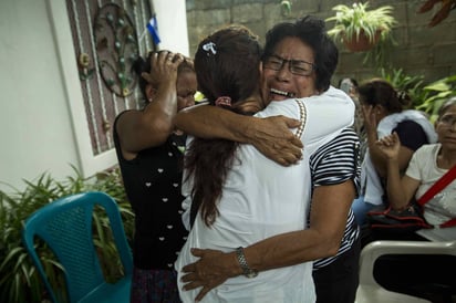 Funeral. Irma Zapata (i) consuela a su hermana Mercedes Zapata (d) en el velorio de su hijo. (EFE)