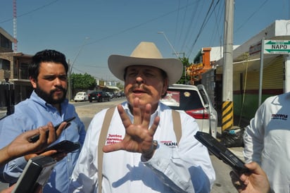 Campaña. El candidato al Senado, Armando Guadiana realizó un recorrido por el mercadito de la colonia La Merced II. (GUADALUPE MIRANDA)