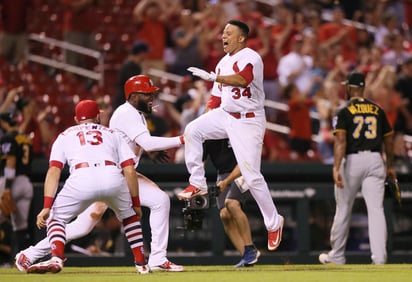 Compañeros de Yairo Muñoz, en los Cardenales de San Luis, lo felicitan tras conseguir el jonrón que los guió ayer a la victoria. (AP)