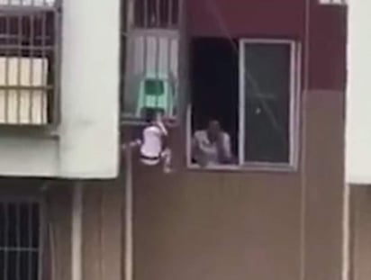Infante cuelga de su cabeza atorada en una reja desde un tercer piso