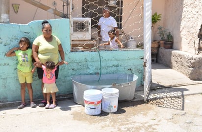 Calor intenso. Habitantes de colonias del poniente de la ciudad, ni reciben agua en pipas y aseguran que tienen 'un chorrito' en la mañana, pero lo cortan a las 2 de la tarde. (FERNANDO COMPEÁN)