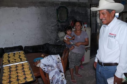 Campaña. El candidato del PRI a diputado local, Pedro Luna se reunió con colonos. (CORTESÍA)