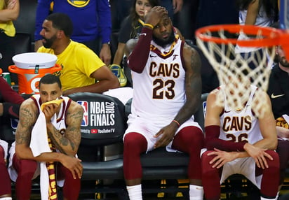 LeBron James se lamenta en la banca, en la segunda mitad del partido. (AP)