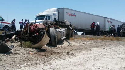 La unidad donde viajaba el ahora fallecido, quedó partida en dos. (EL SIGLO DE TORREÓN) 