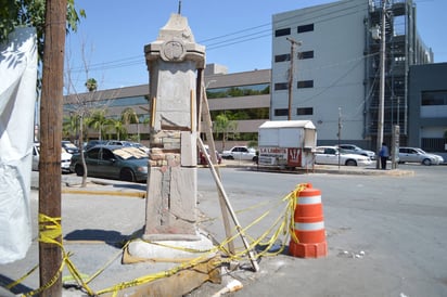 Peligro. Los alrededores de la columna dañada en Donato Guerra y Allende se observan sin señalética de precaución. (ROBERTO ITURRIAGA)