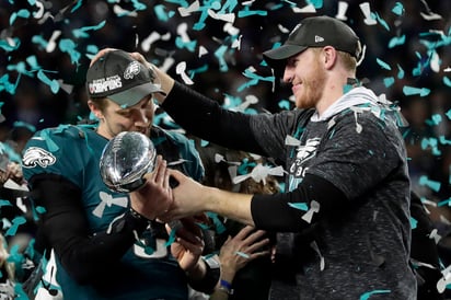 Carson Wentz (d) comparte el trofeo Vincent Lombardi con su compañero de equipo, y también mariscal de campo, Nick Foles. (AP)