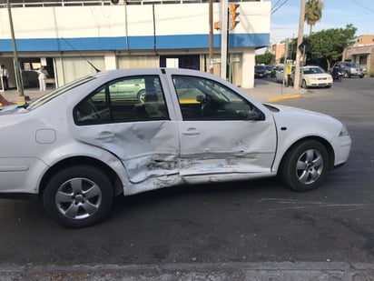 Accidente. Los vecinos del lugar denunciaron que las luces del  semáforo no se distinguen debido a lo quemado de las micas. (EL SIGLO DE TORREÓN)