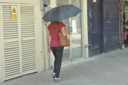 Por salud. Una de las opciones para mitigar el calor, es usar sombrilla. (EL SIGLO DE TORREÓN)