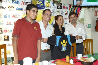 Organizadores y patrocinadores de la carrera, así como un alumno del Instituto de Capacidades Diferentes, presentaron la playera. ICADI invita a su XIV carrera atlética de 1 y 5 kilómetros