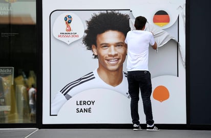 La imagen de Leroy Sané es retirada de un museo en Dortmund. (AP)