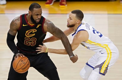 LeBron James (i) y Stephen Curry (d) estuvieron de acuerdo en no ir a la Casa Blanca si se coronan. (EFE)