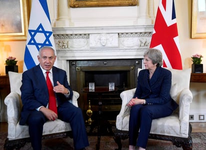 May hizo estas declaraciones a la prensa al inicio de una reunión en su despacho oficial de Downing Street con Netanyahu. (AP)