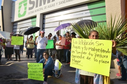 No paran. Ayer miércoles se registraron dos manifestaciones por falta de agua. Una fue en el exterior del Simas Rodríguez Triana-Saulo y el otro en Colón y Revolución. (FERNANDO COMPEÁN)