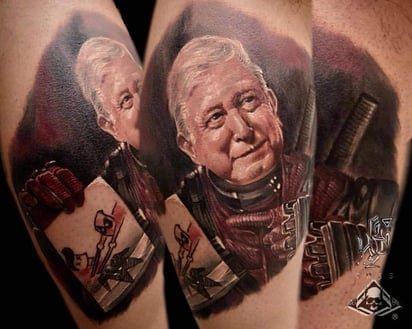 El bajista de una banda mexicana se tatuó a AMLO en la pantorrilla. (Especial)