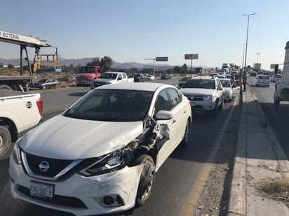 Uno de dichos accidentes se registró la tarde del jueves a la bajada del puente El Tajito sobre los carriles que corren de Gómez Palacio a Torreón, donde se vieron involucrados cinco vehículos. (ESPECIAL)