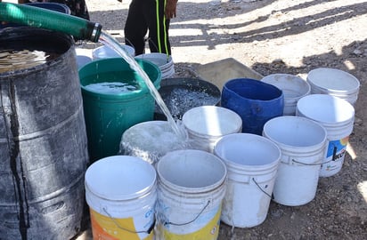 Informan. Según un boletín de prensa, 27 pipas realizan un recorrido diario para llevar agua. (EL SIGLO DE TORREÓN)