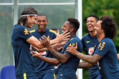 Los jugadores de la selección brasileña de futbol; Filipe Luis (izda), Fred (centro) y Marcelo (dcha), participan en una sesión de entrenamiento. Fred se lesiona con Brasil