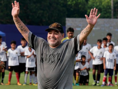El ex futbolista Diego Armando Maradona saludaba durante una clínica de futbol en Kadambagachhi, al norte de Calcuta, India, en 2017. (AP)