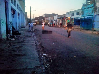 Los cuerpos se encontraban sobre la carpeta asfáltica en el cruce de la calle Santa y la avenida Moctezuma, a un costado de las instalaciones de la Antigua Harinera. (EL SIGLO DE TORREÓN)