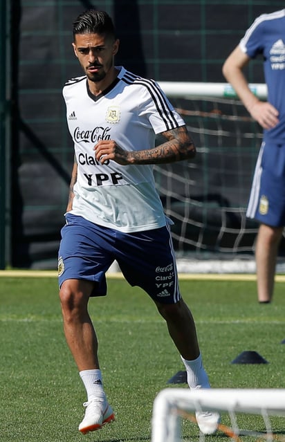 El mediocampista Manuel Lanzini sufrió la rotura de un ligamento en la rodilla derecha, lo que le descarta de la selección de Argentina. (AP)