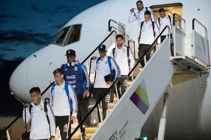 Lionel Messi (c) y compañeros al llegar al aeropuerto Zhukovsky. (AP)