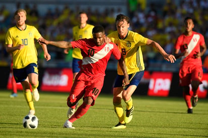 El peruano Jefferson Farfan disputa el balón con Albin Ekdal, de Suecia, durante el encuentro amistoso de ayer. (AP)