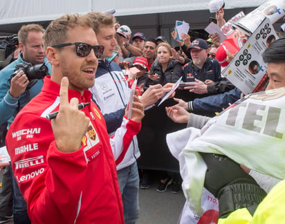 Sebastian Vettel saluda a algunos aficionados en Canadá. (AP) Vettel impone récord de pista