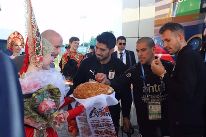 Encabezados por el atacante del Barcelona, Luis Suárez, la delegación charrúa arribó a tierras rusas para afrontar el Mundial. (Cortesía)