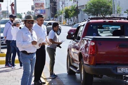 Campaña. Miembros de Coparmex y PC 29 entregan volantes en campaña Razona tu Voto. (FERNANDO COMPEÁN)