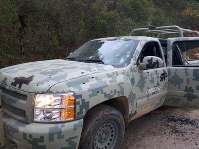 Además se aseguraron armas y cartuchos útiles, así como dos camionetas clonadas, dentro de una de las cuales estaba el cuerpo de un hombre que vestía ropa tipo militar. (TWITTER)