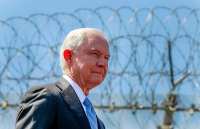 La decisión de Sessions revierte el fallo de una corte. (AP)