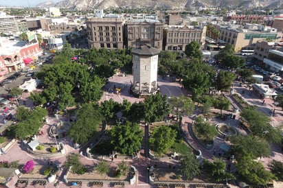 Invitación. Organización civil organizó la transmisión en la Plaza de Armas del tercer debate presidencial para este martes. (EL SIGLO DE TORREÓN)