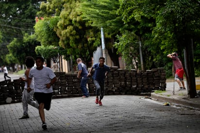 Armados de fusiles AK-47, de origen ruso, decenas de policías irrumpieron a balazos en los llamados 'barrios orientales' de Managua, que están ubicados entre el centro y el este de la ciudad. (EFE)
 