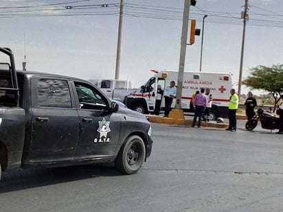 Paramédicos de la Cruz Roja acudieron al lugar para atender al motociclista, mismo que fue identificado como Hugo Eduardo de 23 años de edad. (EL SIGLO DE TORREÓN)