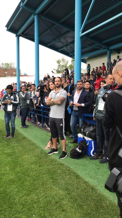 Maluma dio unos cuantos toques al balón con diversos jugadores mexicanos antes de fotografiarse con su compatriota Juan Carlos Osorio, seleccionador mexicano. (Cortesía)