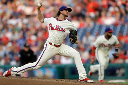 Aaron Nola permitió una carrera, no dio bases y ponchó a 10 en seis entradas y un tercio de labor. (AP)   