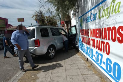 Accidente. El vehículo Honda Pilot se subió a la banqueta y chocó contra la barda de un domicilio.