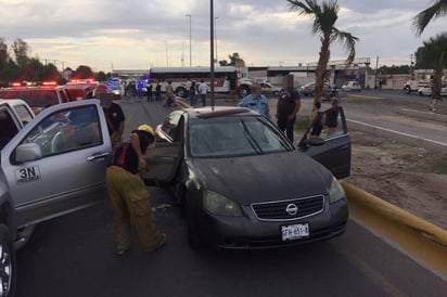 Percance. Camión se lleva de largo auto, en el periférico de Gómez Palacio, frente a la colonia Chapala.   (EL SIGLO DE TORREÓN) 