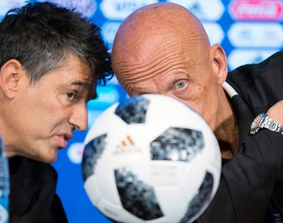 Massimo Busacca (i), director de arbitraje de la FIFA, y Pierluigi Colina. (AP)