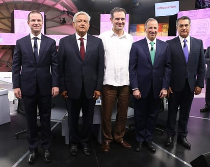 Los candidatos a la Presidencia de México entran hoy a la recta final de la campaña tras un tercer debate flojo en propuestas y marcado por las acusaciones de corrupción; un todos contra todos que dejó varios rasguños pero no parece que cambiará las preferencias electorales. (EL UNIVERSAL)