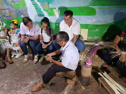 En ese sentido, durante un recorrido por el poblado de Peto, Yucatán, el aspirante presidencial planteó a los ciudadanos aceptar la despensa que ofrecen otros candidatos, pero votar por él. (TWITTER)