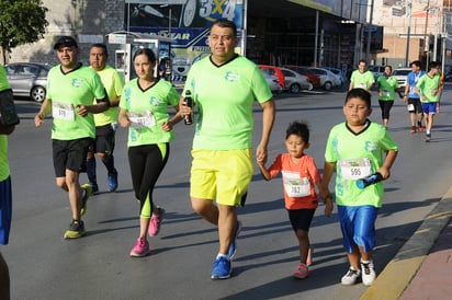 Como ya es una costumbre desde hace casi dos décadas, los niños corren al lado de sus papás, para conmemorar con una prueba deportiva el Día del Padre, celebrado en plena Copa Mundial de Futbol. (Archivo)