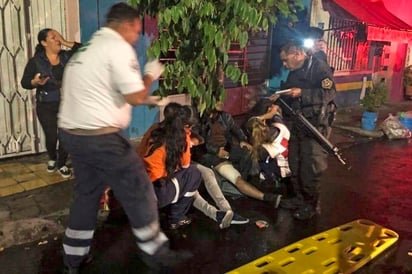 Los hombres comenzaron a disparar contra quienes estaban debajo de la carpa y dentro de la casa; según los agentes estatales que llegaron al lugar, en la calle quedaron esparcidos al menos 100 casquillos de diferentes calibres. (EL UNIVERSAL)