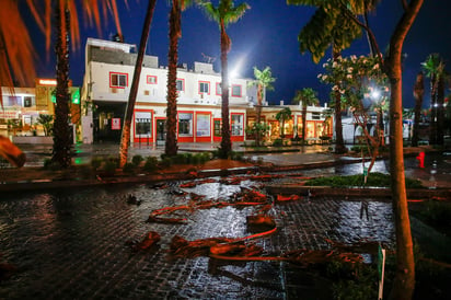 La tormenta tropical 'Bud' ha dejado dos mil personas en albergues, deslaves menores, así como un accidente automovilístico en el que una persona falleció y dos más quedaron heridas, en Los Cabos. Además, un avión tuvo una avería por un rayo. (EFE)