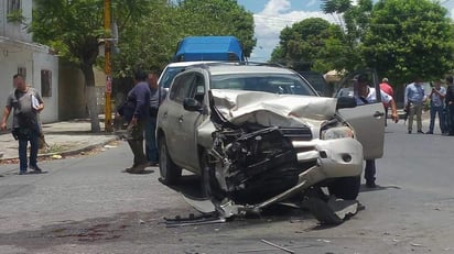 Fue al revisar la camioneta que terminó con el frente destrozado, los elementos encontraron que contaba con reporte de robo vigente en Torreón. (ESPECIAL)