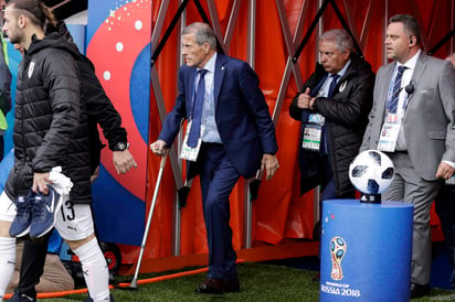 El técnico de Uruguay Óscar Tabárez (centro) se dirige al banquillo para el partido contra Egipto por el Grupo A. (AP)