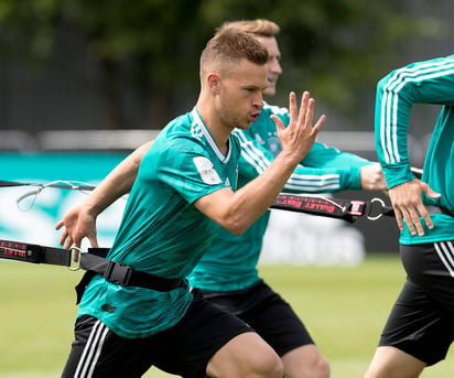 Joshua Kimmich, el defensa lateral del Bayern Munich, le mostró respeto al equipo mexicano. (AP)